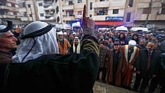 المشيعون يحضرون جنازة ضحايا الهجوم الذي وقع في اليوم السابق في مسجد الإمام علي بن أبي طالب، خارج المسجد في حي وادي الذهب ذي الأغلبية العلوية في حمص، سوريا،27 ديسمبر 2025
