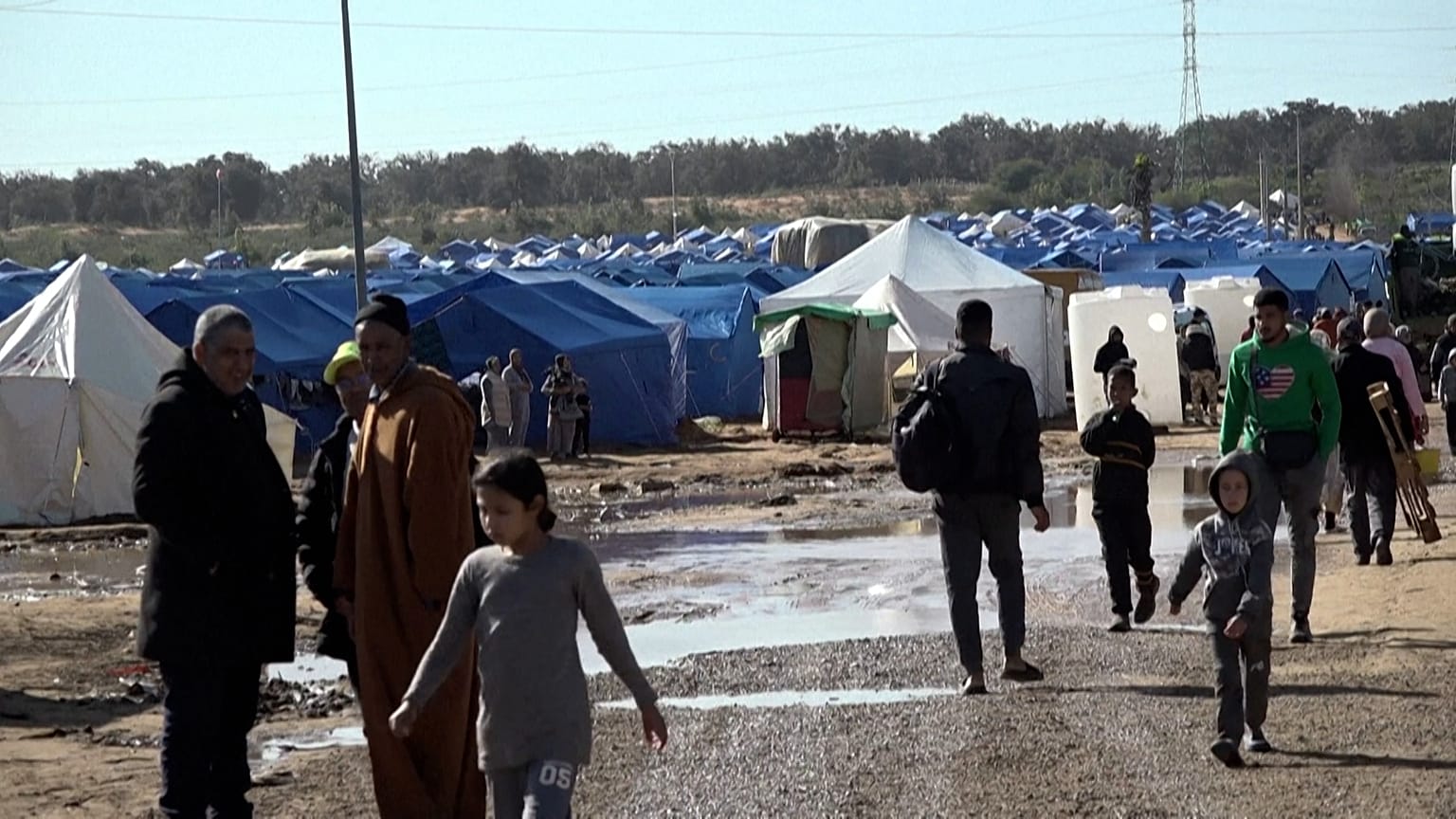 Montado campo das autoridades marroquinas para desalojados das cheias na região de Kenitra