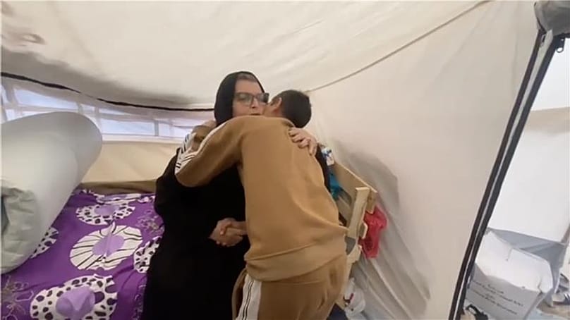 الفلسطينية هدى أبو عابد تلتقي بأحد أفراد أسرتها بعد عودتها إلى غزة