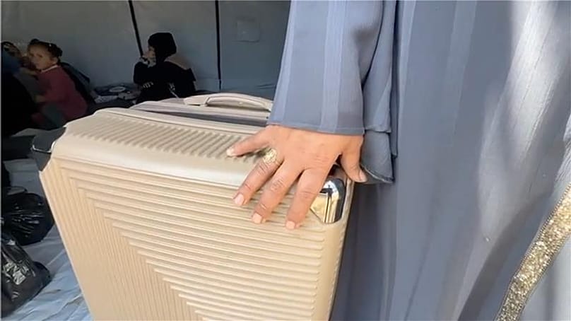 حقيبة سفر الفلسطينية صباح الرقب بعد عودتها إلى غزة