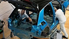 Volkswagen çalışanları Almanya'nın Dresden kentindeki şeffaf fabrikada bir ID.3 elektrikli otomobilin montajını yapıyor.