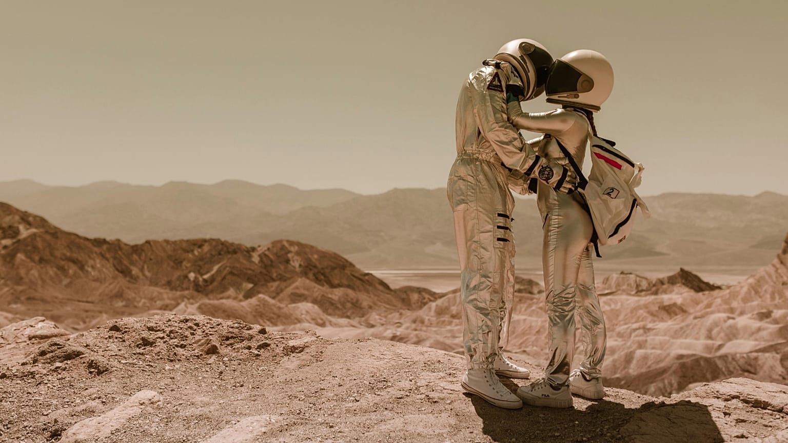 Pareja con traje de astronauta