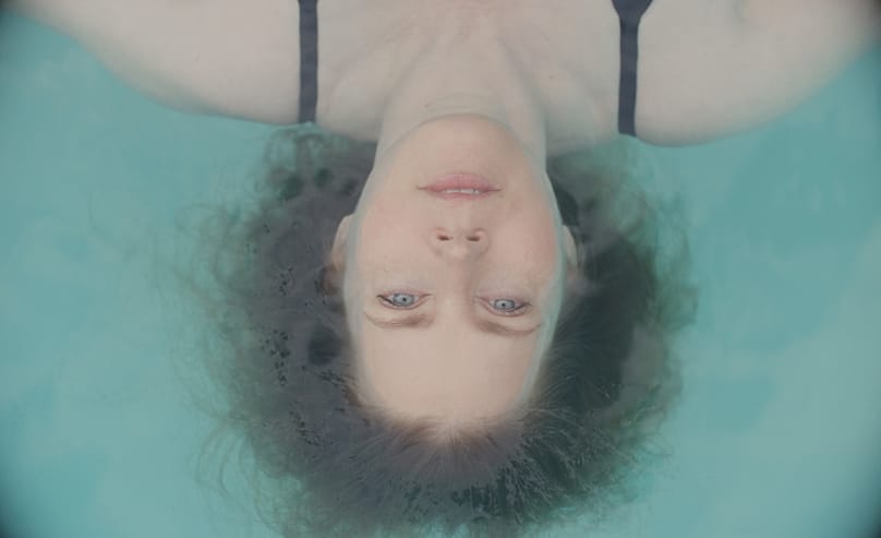 Amy Adams spielt Laura im Film "At The Sea". Während eines Urlaubs am Meer entladen sich Spannungen innerhalb der Familie.