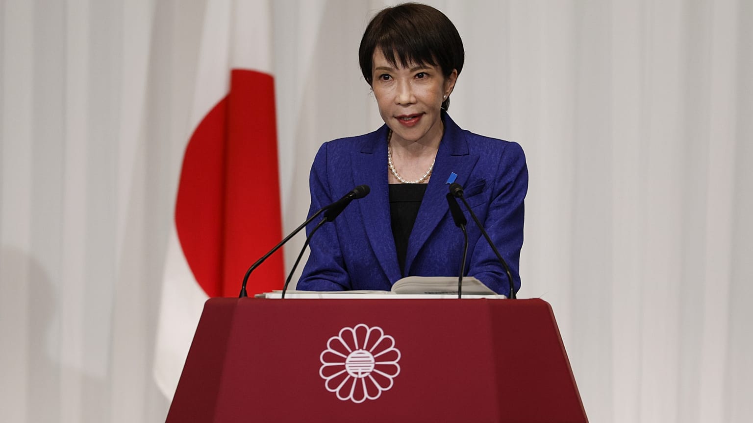 تحدثت رئيسة الوزراء اليابانية، سناء تاكايتشي، زعيمة الحزب الليبرالي الديمقراطي الحاكم، خلال مؤتمرها الصحفي يوم الاثنين 9 فبراير/شباط 2026 في طوكيو. (فرانك روبيشون/صورة مجمعة ع