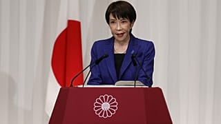 تحدثت رئيسة الوزراء اليابانية، سناء تاكايتشي، زعيمة الحزب الليبرالي الديمقراطي الحاكم، خلال مؤتمرها الصحفي يوم الاثنين 9 فبراير/شباط 2026 في طوكيو. (فرانك روبيشون/صورة مجمعة ع