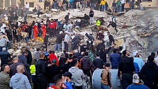 فرق الإنقاذ وسكان يبحثون عن ناجين بين أنقاض مبنى انهار في مدينة طرابلس الشمالية بلبنان، الأحد 8 فبراير 2026.