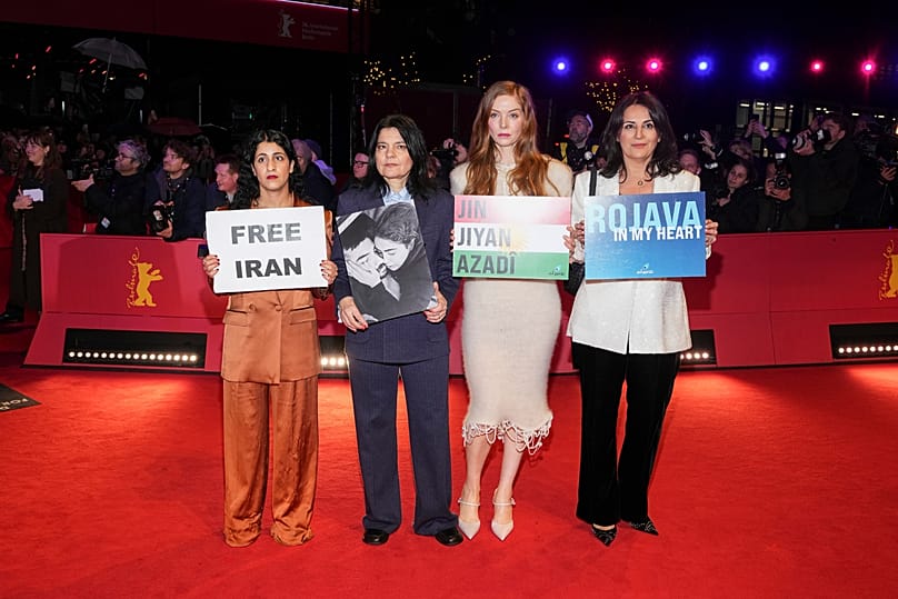 Gemeinsam mit Banafshe Hourmazdi, Jasmin Tabatabei und Pheline Roggan macht Autorin Düzen Tekkal auf die Situation im Iran aufmerksam.