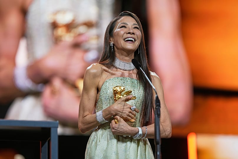 Michelle Yeoh hat den Goldenen Ehrenbären am Tag der Eröffnung der Berlinale erhalten. Sie ist auch Oscar-Preisträgerin.