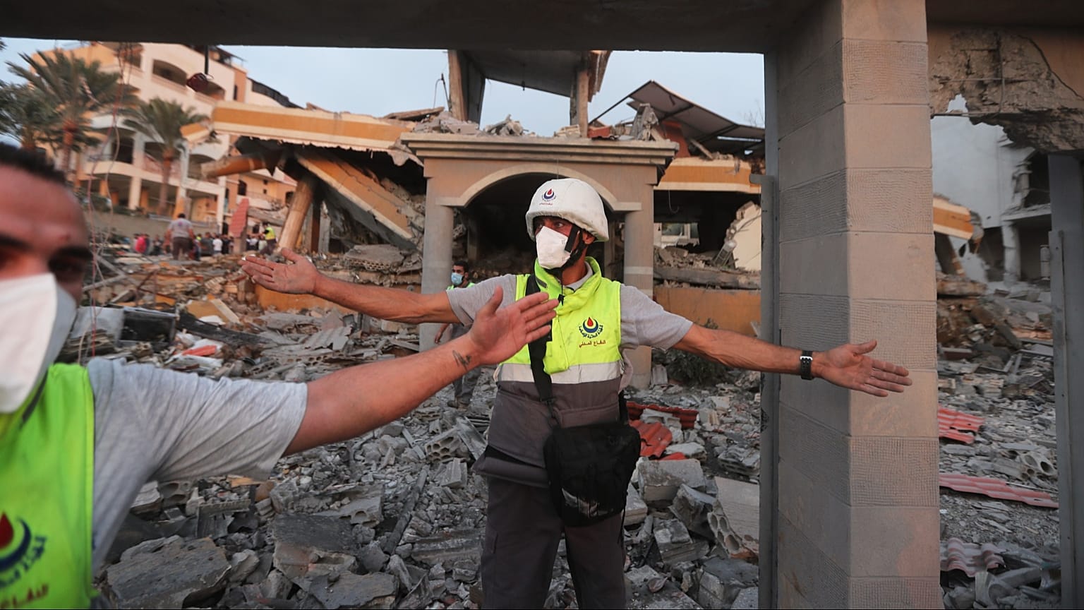 عناصر من الدفاع المدني يطوّقون محيط مبنى دمرته غارة إسرائيلية في بلدة طيردبا جنوب لبنان، في 6 نوفمبر 2025.