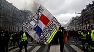 Un manifestant brandit une banderole "Gilets jaunes" lors d'une manifestation des Gilets jaunes, le samedi 16 mars 2019 à Paris.