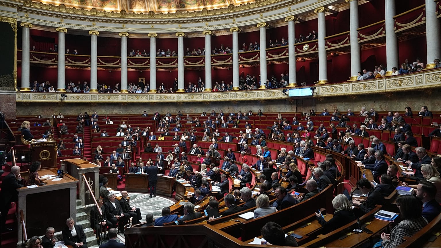 Deputados sentados na Assembleia Nacional de França, 9 de dezembro de 2025. (AP Photo/Michel Euler)