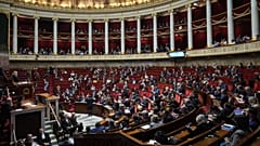 Parlamentsmitglieder sitzen in der französischen Nationalversammlung, 9. Dezember 2025. (AP Photo/Michel Euler)