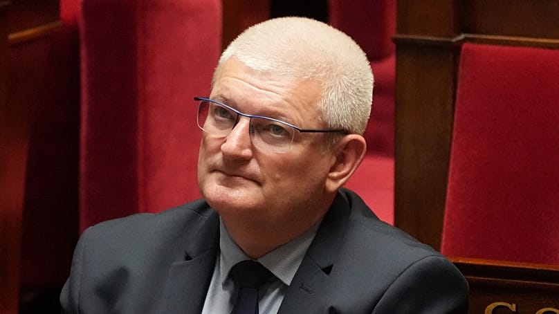 Olivier Falorni senta-se na bancada da Assembleia Nacional.  (AP Photo/Michel Euler)