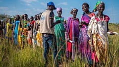 نساء من جنوب السودان يصطففن للحصول على حصص غذائية في مقر برنامج الأغذية العالمي في ولاية جونقلي، جنوب السودان، الأربعاء 13 نوفمبر 2024. (صورة من وكالة أسوشيتد برس/فلورنس ميتو،