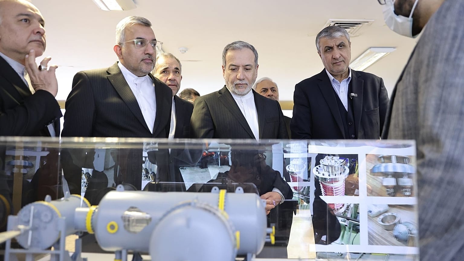 بازدید وزیر امور خارجه ایران از نمایشگاه دستاوردهای هسته‌ای در سازمان انرژی اتمی ایران، همراه با محمد اسلامی به تاریخ دهم نوامبر ۲۰۲۵