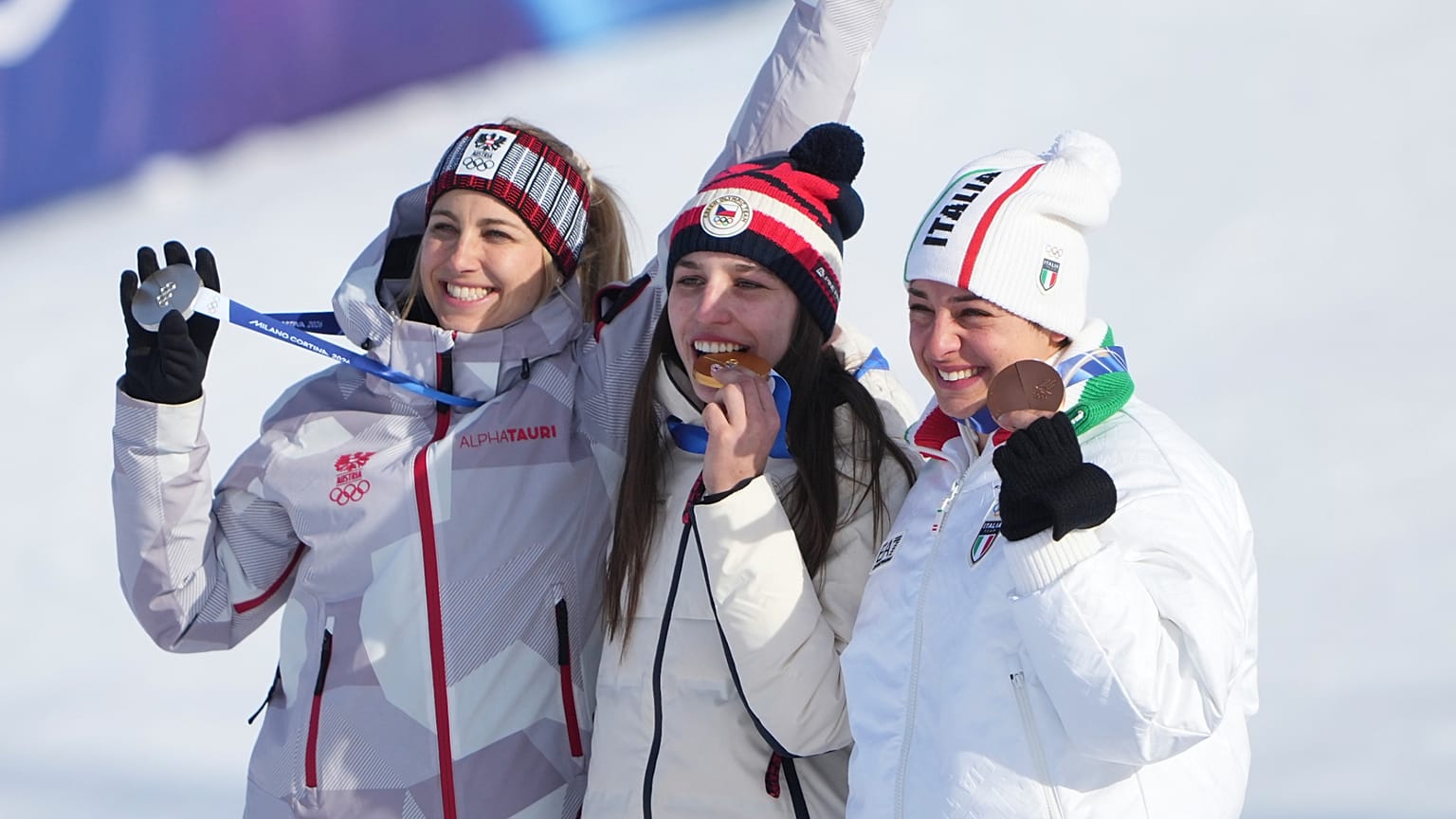 La medaglia di bronzo dello snowboard, Lucia Dalmasso (a destra), insieme con la medaglia d'argento austriaca, Sabine Payer, e qualla d'oro la ceca Zuzana Maderova