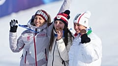 Snowboard-Bronzemedaillengewinnerin Lucia Dalmasso (rechts), zusammen mit der österreichischen Silbermedaillengewinnerin Sabine Payer und der tschechischen Goldmedaillengewinnerin Zuzana Maderova