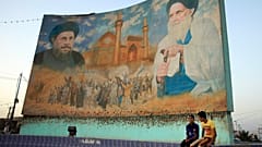 جدارية لرجلي الدين الشيعيين محمد باقر الصدر ومحمد صادق الصدر في بغداد، بتاريخ 6 أبريل 2013.