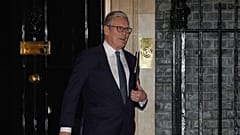 Le Premier ministre britannique Keir Starmer quitte le 10 Downing Street à Londres, lundi 9 février 2026.