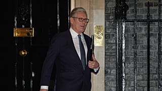 Il primo ministro britannico Keir Starmer lascia il numero 10 di Downing Street a Londra, lunedì 9 febbraio 2026.