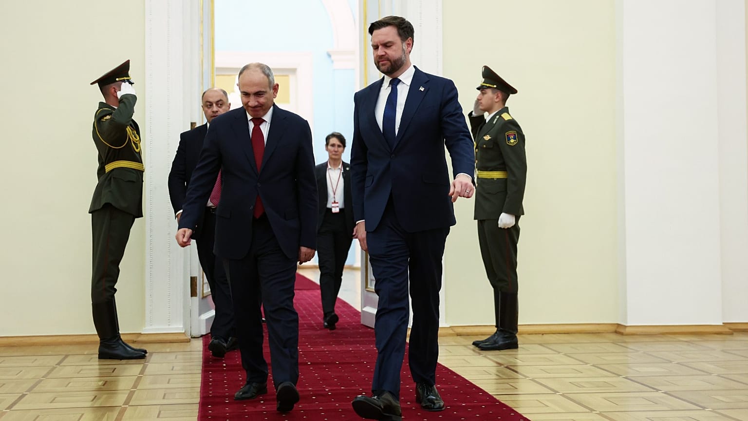 نائب الرئيس جي دي فانس ورئيس وزراء أرمينيا نيكول باشينيان يسيران معًا لعقد مؤتمر صحفي مشترك في يريفان، أرمينيا، الاثنين 9 فبراير 2026. (