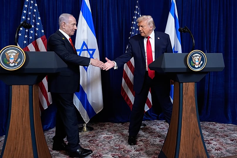 رئيس الحكومة الإسرائيلية بنيامين نتنياهو  إلى جانب الرئيس الأمريكي دونالد ترامب