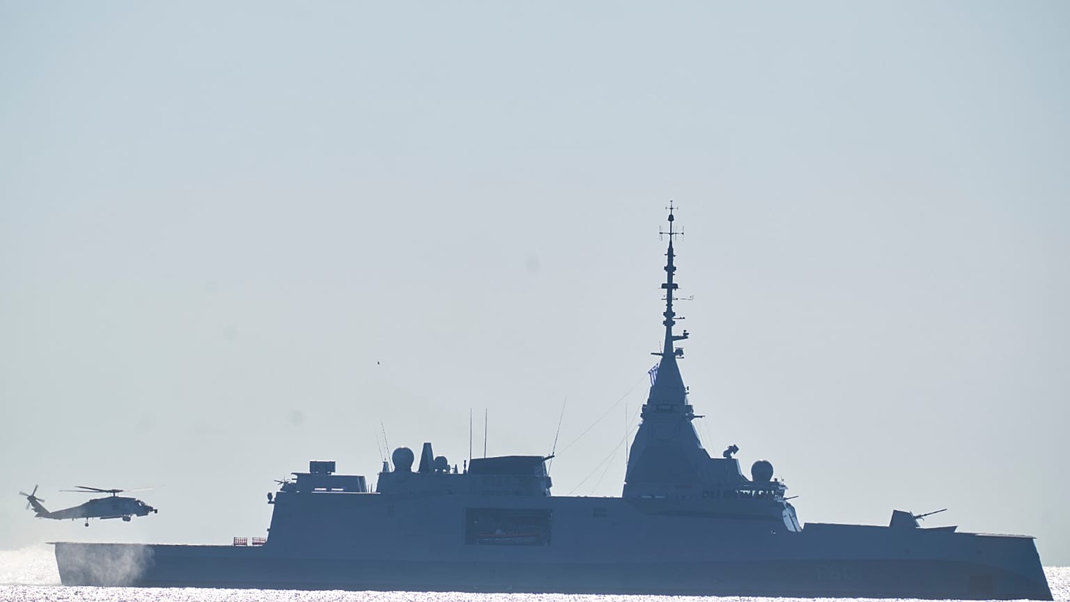 تهبط مروحية عسكرية في كيمون، وهي الأولى من بين أربع فرقاطات حديثة فرنسية الصنع، كجزء من برنامج التحديث العسكري الرئيسي في اليونان