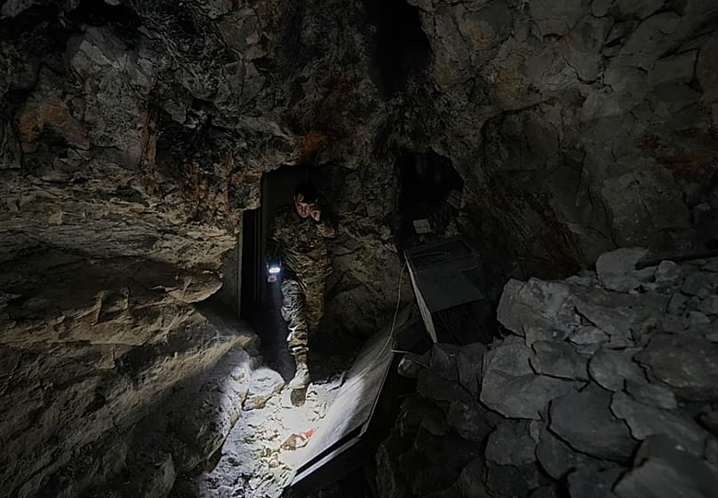 جندي من الجيش اللبناني يسير عبر نفق محفور في جبل كان يستخدمه مسلحو حزب الله في وادي زبقين، جنوب لبنان، الجمعة 28 نوفمبر/تشرين الثاني 2025.