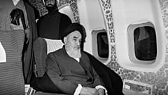 روح الله الخميني داخل الطائرة المستأجرة في باريس، والتي كانت ستقله عائدًا إلى إيران بعد 14 عامًا من المنفى، وذلك قبل دقائق من إقلاع الطائرة في الأول من فبراير/شباط 1979.
