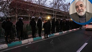 تصویر نیروهای سرکوب جمهوری اسلامی و پرتره اردشیر امیرارجمند