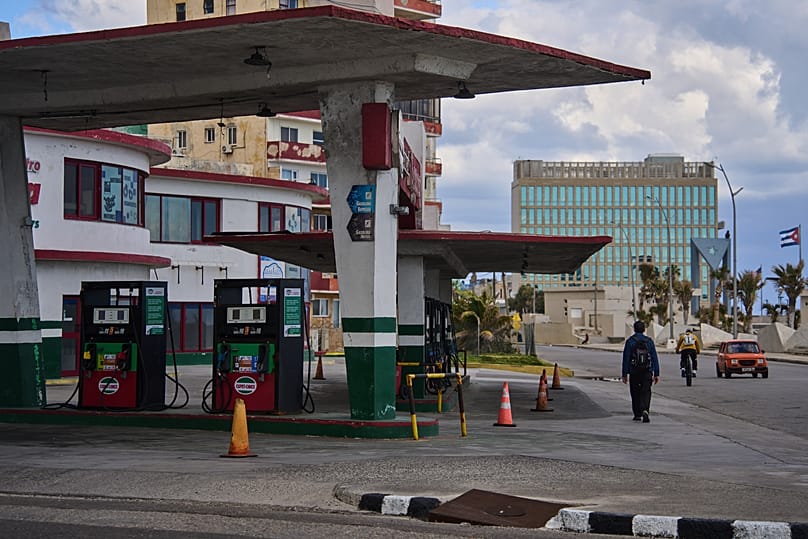 Postos de gasolina vazios em Cuba