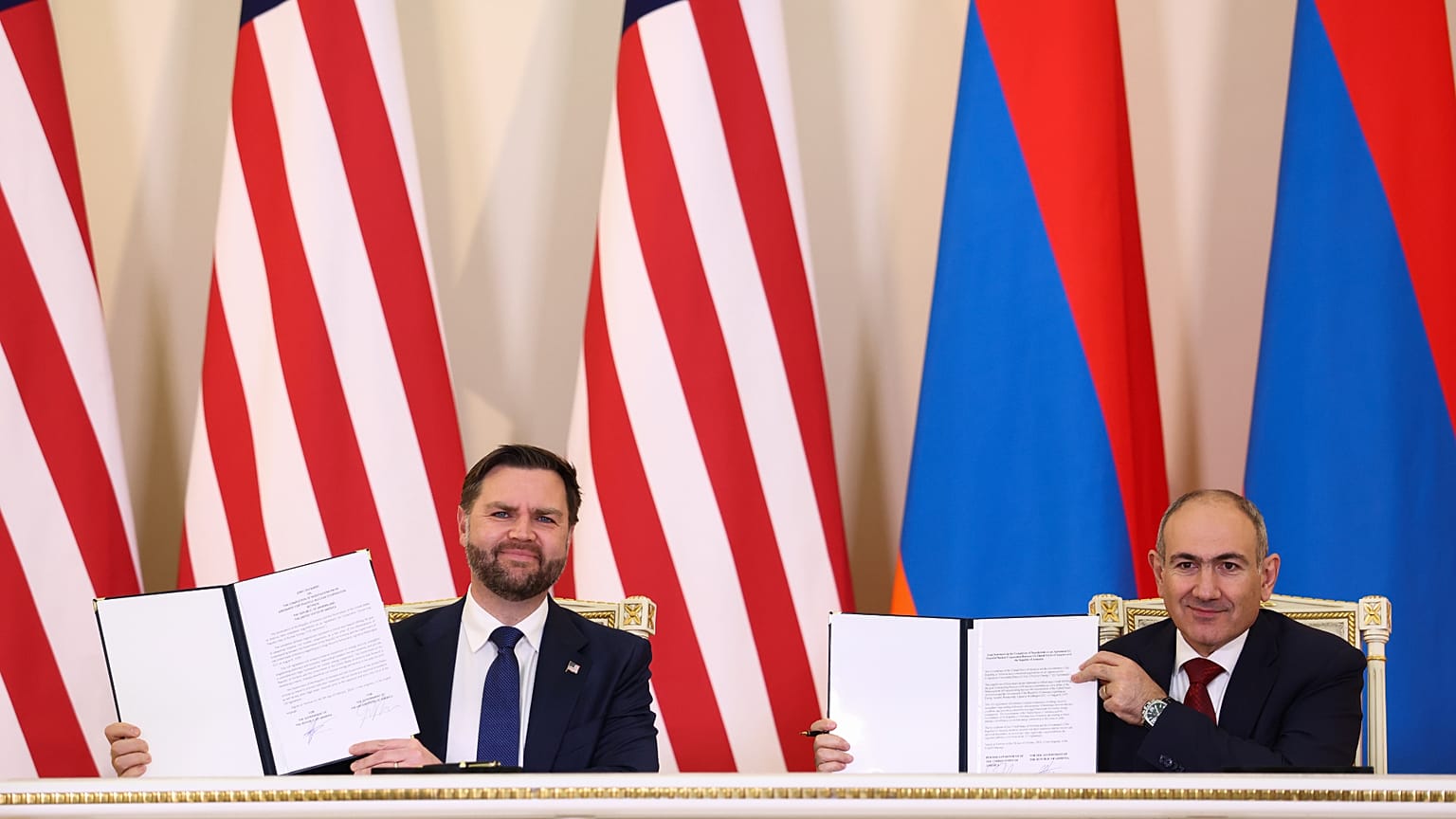 ABD Başkan Yardımcısı JD Vance, Ermenistan Başbakanı Nikol Paşinyan ile nükleer iş birliği anlaşmasına ilişkin ortak bildiriyi imzaladıktan sonra / 9 Şubat 2026