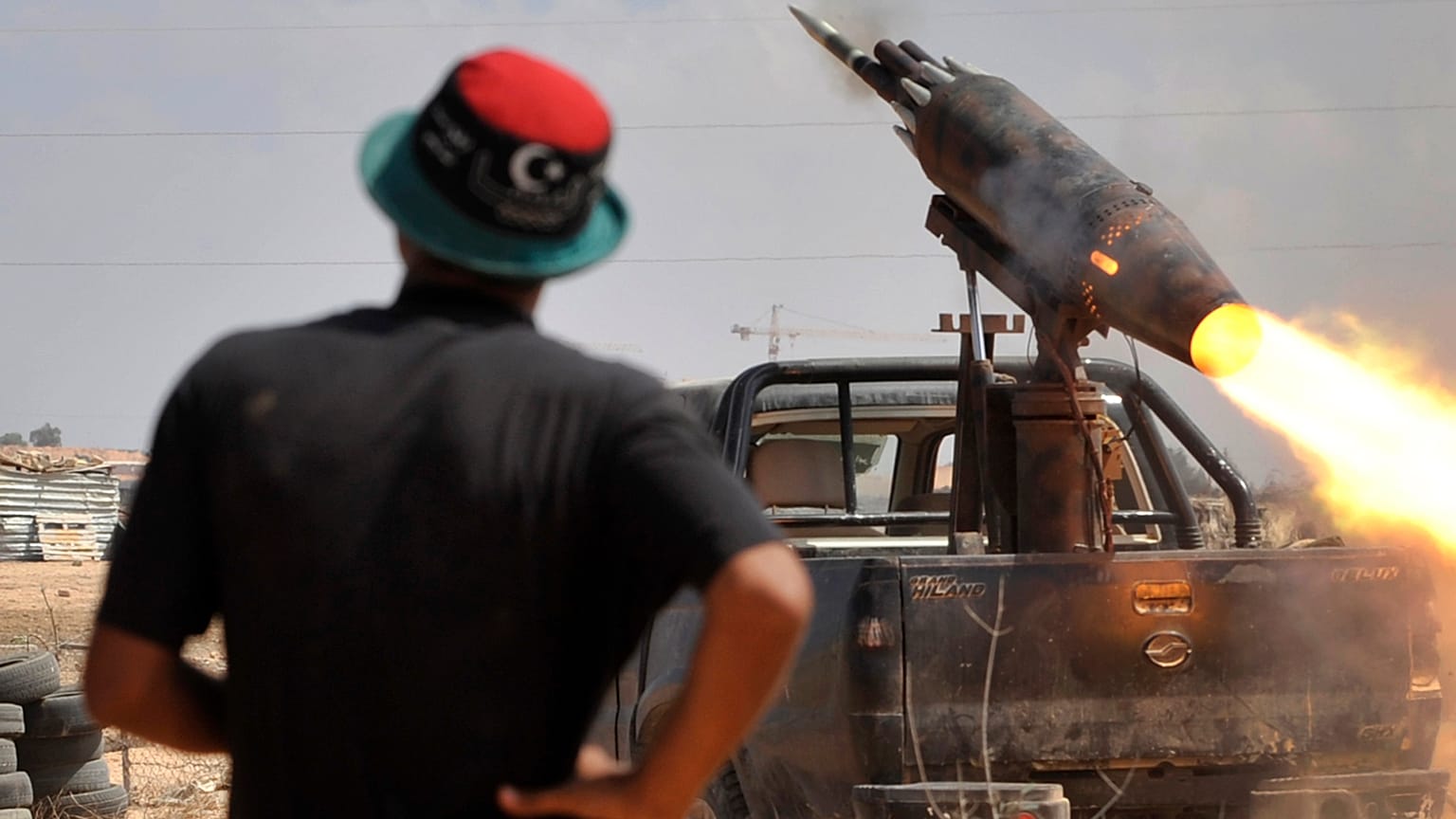 مقاتلون ليبيون من الثوار يطلقون صواريخ أثناء هجوم على سرت، ليبيا