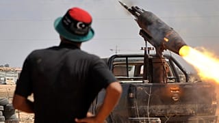 مقاتلون ليبيون من الثوار يطلقون صواريخ أثناء هجوم على سرت، ليبيا