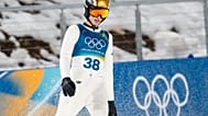 Kacper Tomasiak reaguje po swoim ostatnim skoku w konkursie indywidualnym mężczyzn w skokach narciarskich na skoczni normalnej podczas Zimowych Igrzysk Olimpijskich 2026 r.