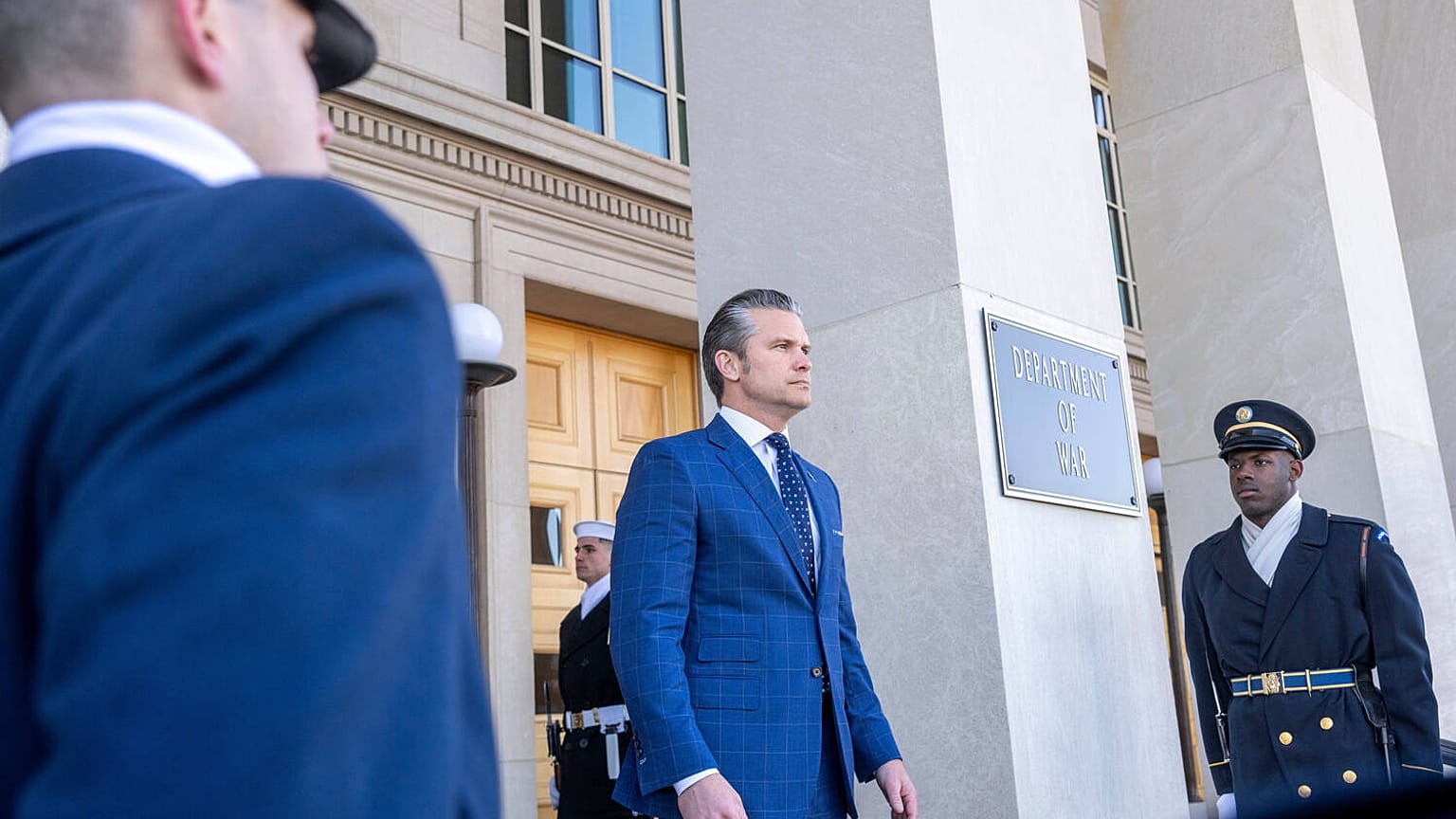 بيت هيغسيت يقف خارج البنتاغون خلال مراسم استقبال وزير الدفاع الياباني شينجيرو كويزومي في البنتاغون، يوم الخميس 15 يناير 2026 في واشنطن. (صورة أسوشيتد برس/كيفن وولف