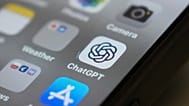 Значок приложения ChatGPT виден на экране смартфона
