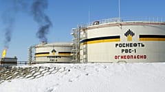 Резервуары на Приобском нефтяном месторождении вблизи Нефтеюганска, Западная Сибирь, Россия, 5 апреля 2006.