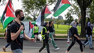 مجموعات تتظاهر خارج البيت الأبيض، يوم الخميس 25 أغسطس 2021 في واشنطن، بينما يستقبل الرئيس جو بايدن رئيس وزراء إسرائيل نفتالي بينيت في واشنطن. (صورة أسوشيتد برس )