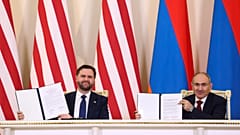 US-Vizepräsident JD Vance hält eine Kopie des Abkommens über nukleare Zusammenarbeit, das er und Armeniens Premierminister Nikol Pashinyan am 9. Februar 2026 in Eriwan unterzeichnet haben