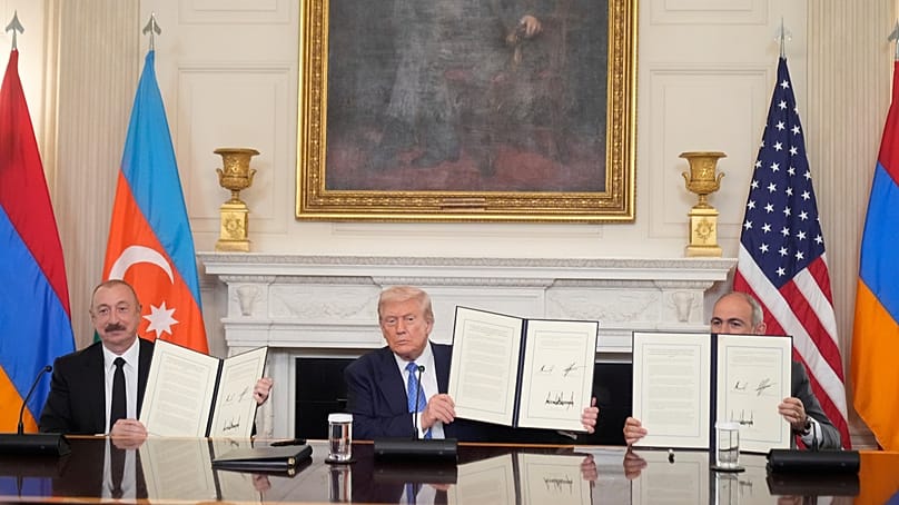 US-Präsident Donald Trump zeigt mit Armeniens Premier Nikol Paschinjan und Aserbaidschans Präsident Ilham Alijew ein trilaterales Abkommen im Weißen Haus, 8. August 2025