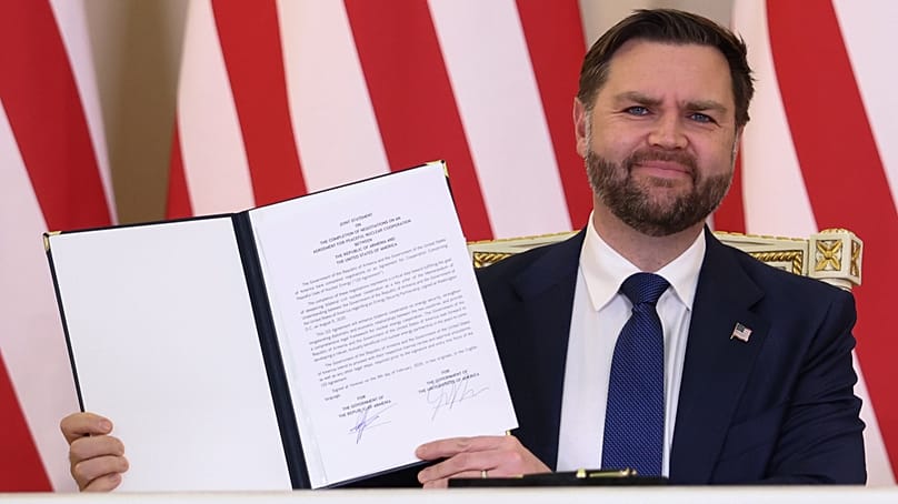 US-Vize JD Vance zeigt nach der Unterzeichnung eines Abkommens zur zivilen nuklearen Zusammenarbeit mit Armeniens Premier Paschinjan in Jerewan das Dokument, 9. Februar 2026