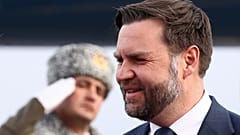 Un miembro de la guardia de honor saluda al vicepresidente estadounidense, J. D. Vance, a su llegada a Ereván, Armenia, el lunes 9 de febrero de 2026.
