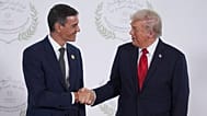 ARCHIVO: Donald Trump saluda a Pedro Sánchez, el lunes 13 de octubre de 2025, en Sharm El Sheik, Egipto.