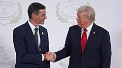 ARCHIVO: Donald Trump saluda a Pedro Sánchez, el lunes 13 de octubre de 2025, en Sharm El Sheik, Egipto.