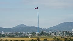 DOSYA - 4 Ekim 2022 tarihinde Güney Kore'nin Paju kentindeki Panmunjom sınır köyleri yakınlarında bir Kuzey Kore bayrağı rüzgarda dalgalanıyor
