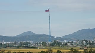 FILE - Una bandiera nordcoreana sventola al vento vicino ai villaggi di confine di Panmunjom a Paju, Corea del Sud, il 4 ottobre 2022.