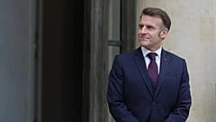 El presidente de Francia, Emmanuel Macron, espera al rey de Bahréin, Hamad bin Isa Al Jalifa, en el Palacio del Elíseo de París, el 6 de febrero de 2026.