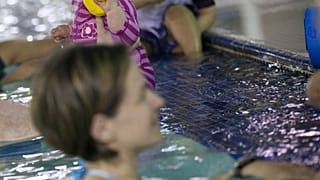 Foto de archivo. Un camión piscina lleva clases de natación a escolares de municipios rurales de Mosela
