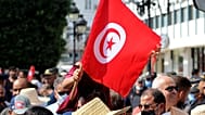 تونسون يتظاهرون دعمًا للرئيس التونسي قيس سعيّد في العاصمة تونس،